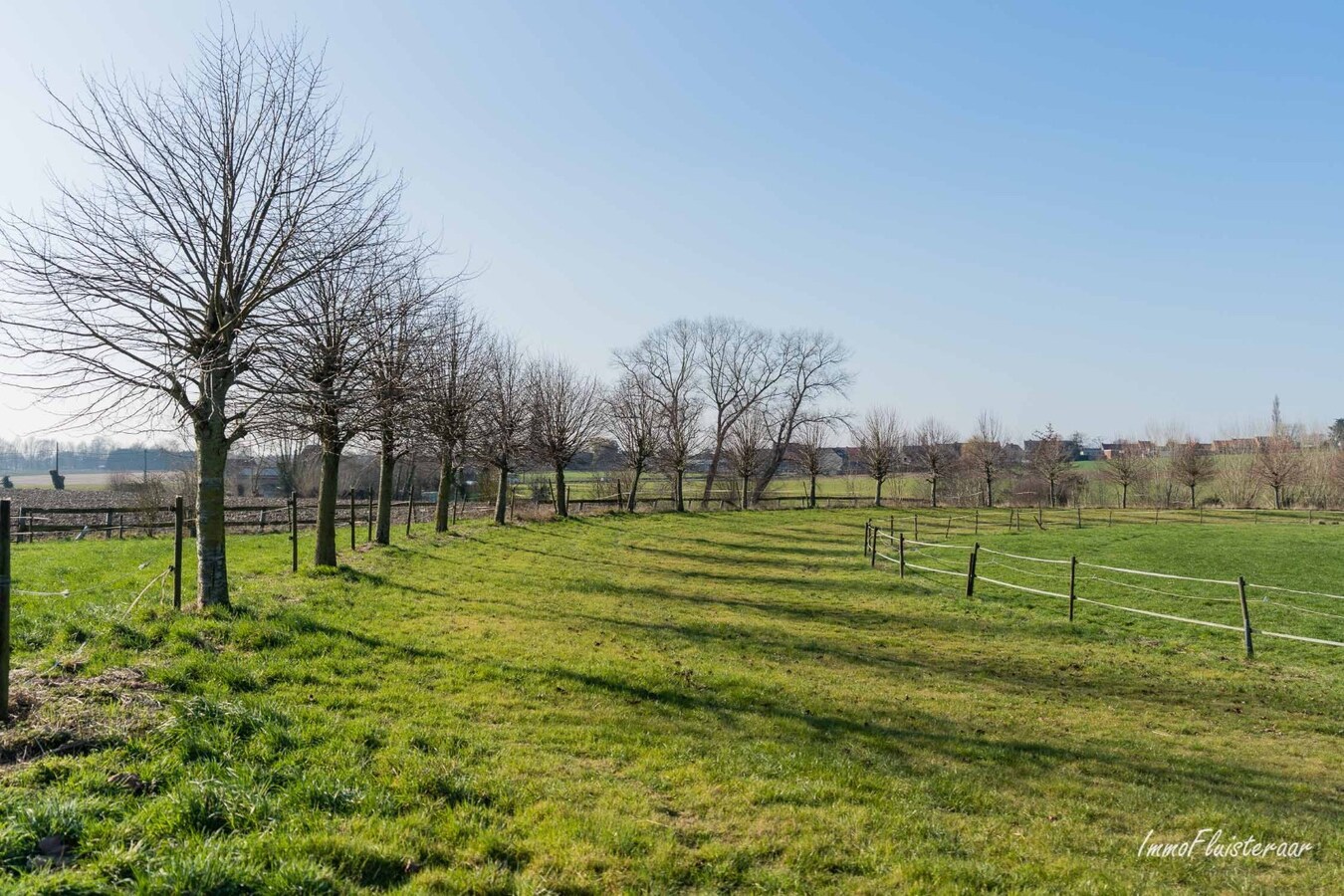 Idyllische en multifunctionele eigendom met stalling, bijgebouwen en renbaan op ca. 7ha 