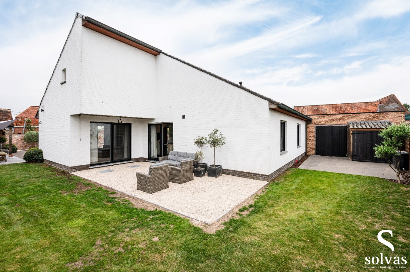 Instapklare woning met loods en prachtig aangelegde tuin en zwembad 