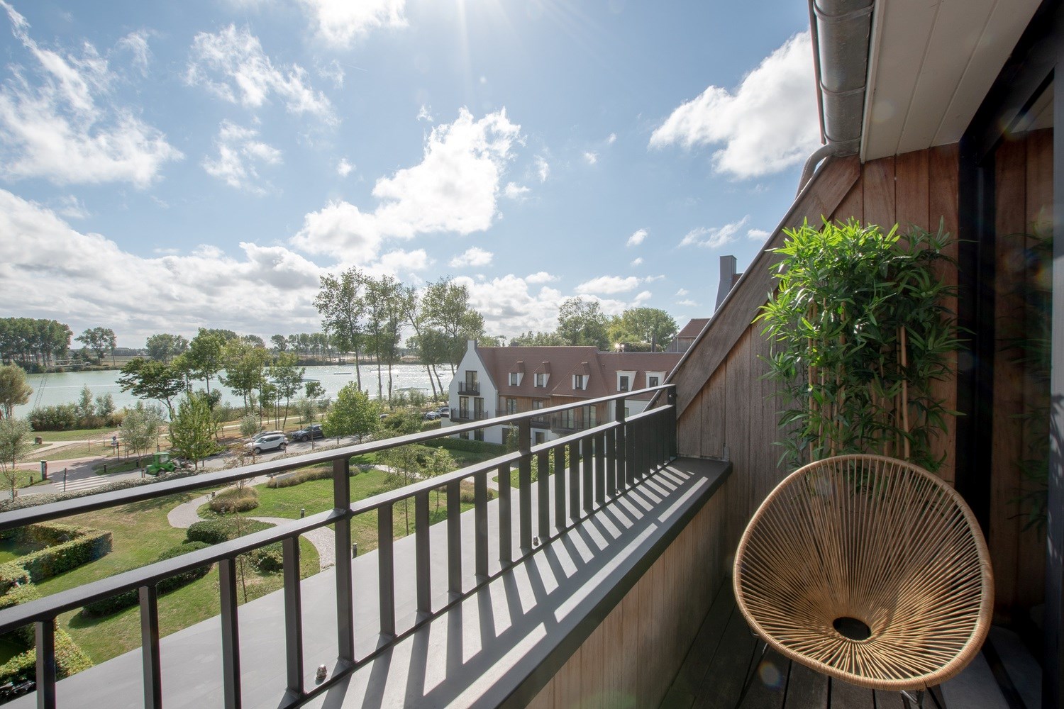 Magnifique appartement r&#233;cent avec 2 chambres et de magnifiques terrasses donnant sur le lac &#224; Duinenwater (possibilit&#233; d&#39;acheter une place de parking int&#233;rieure) 