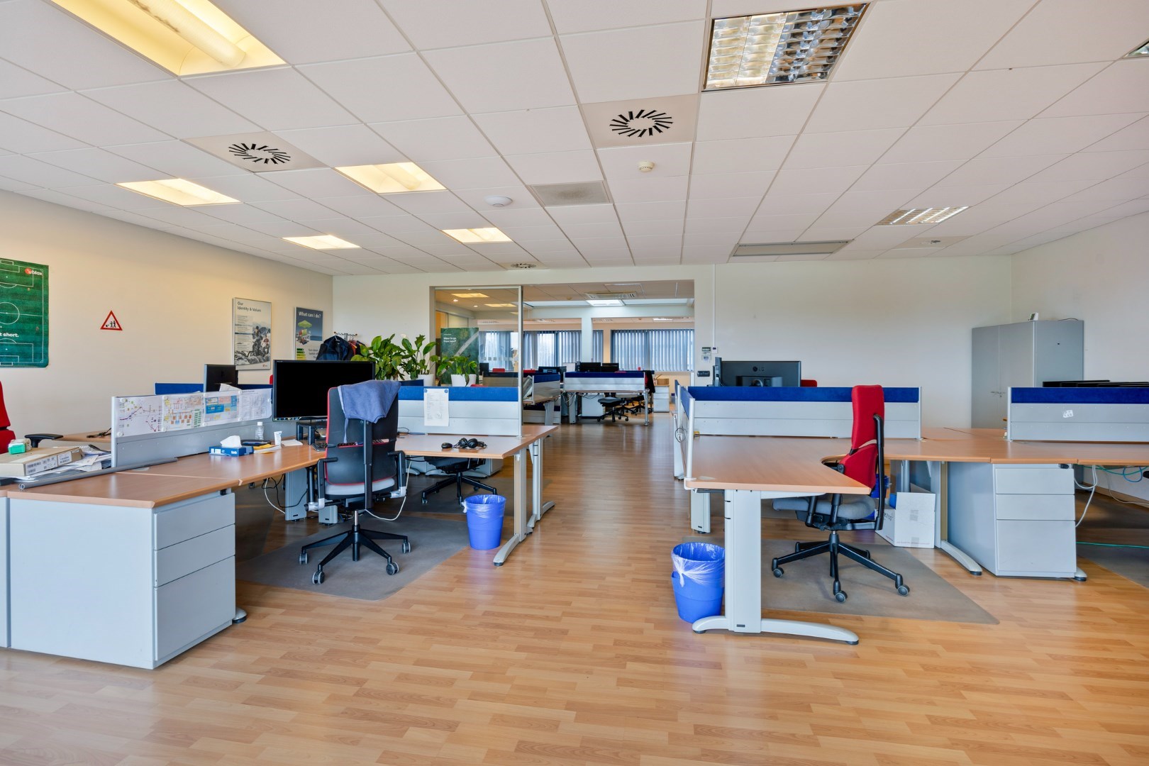Kantoor te koop in het industriepark te Haasrode/Heverlee met 14 parkings - opp. 626 m&#178; - verkoop van aandelen 