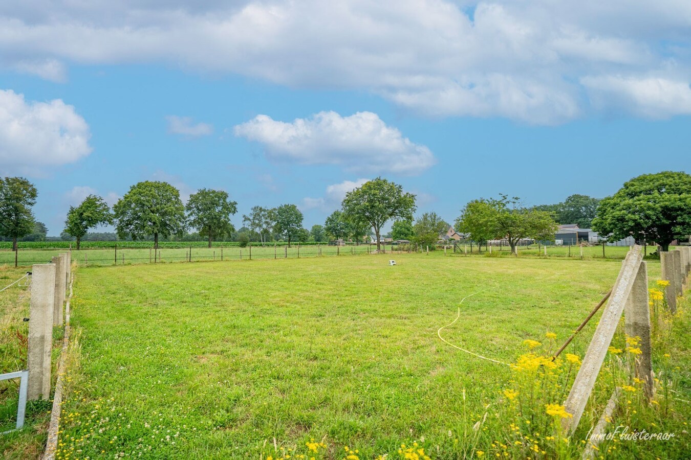 Renovated house with stables on approximately 1.1 hectares in Peer. 