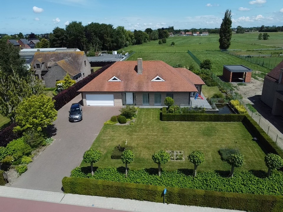 Alleenstaande woning met 4 slaapkamers en garage te Ichtegem 