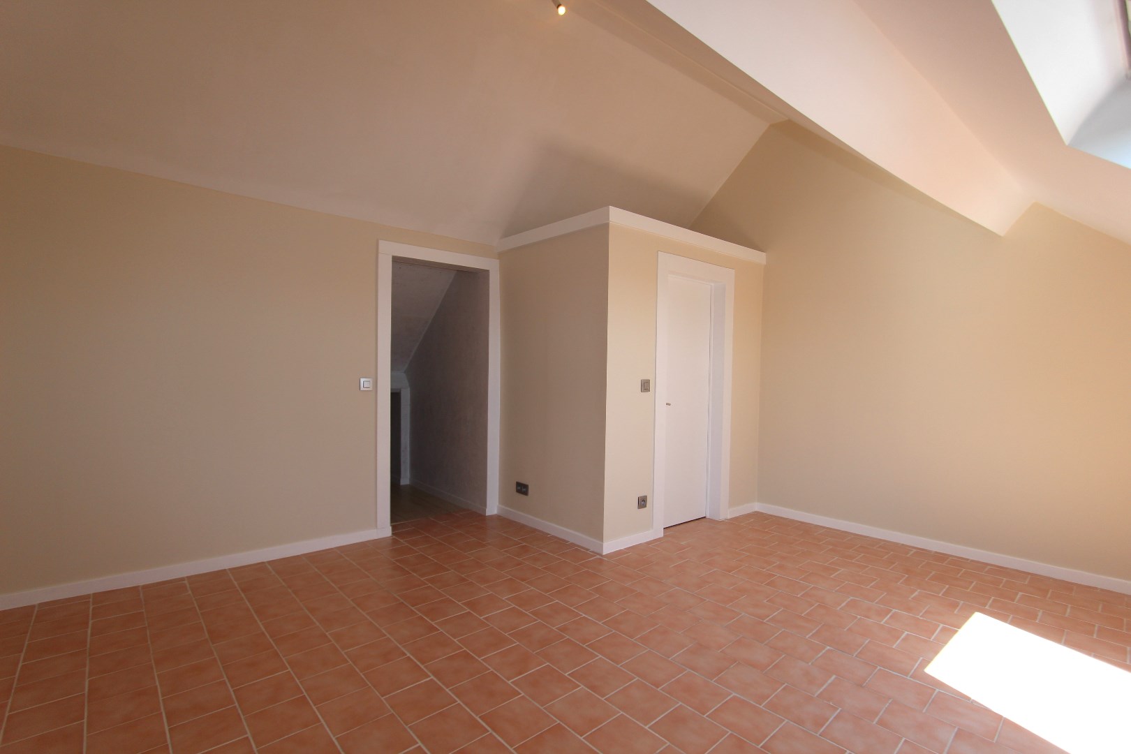 MOOI VERNIEUWDE WONING MET TUIN 