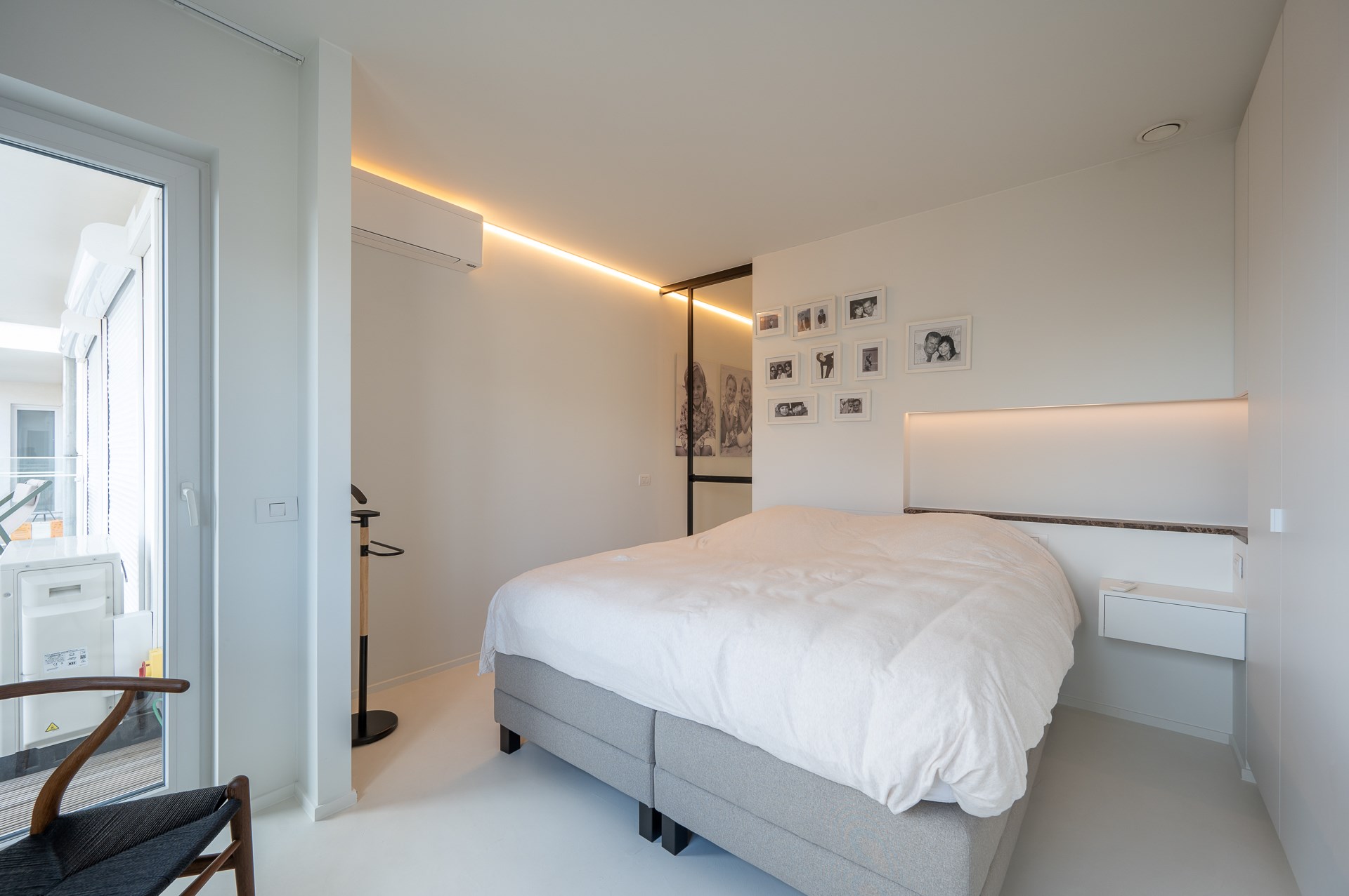 Prachtig, ruim appartement met mooi zeezicht en uitzonderlijke gevelbreedte van 11 meter  gelegen vlakbij het casino te Knokke. 