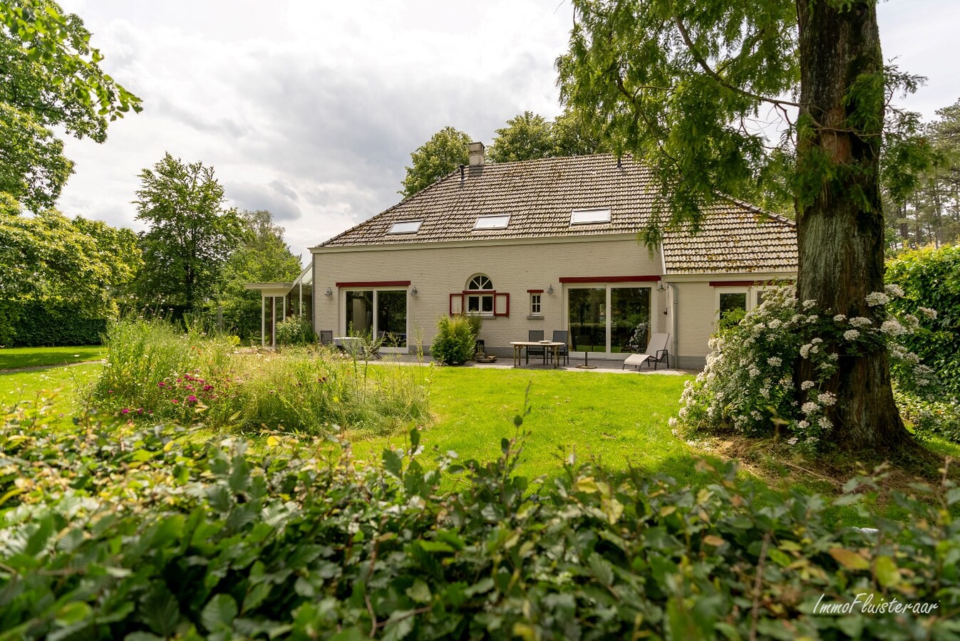 Authentiek landhuis met ruim stalgebouw en weides op ca. 1 ha te Weelde (Optioneel bij te kopen weide van ca. 1 ha) 