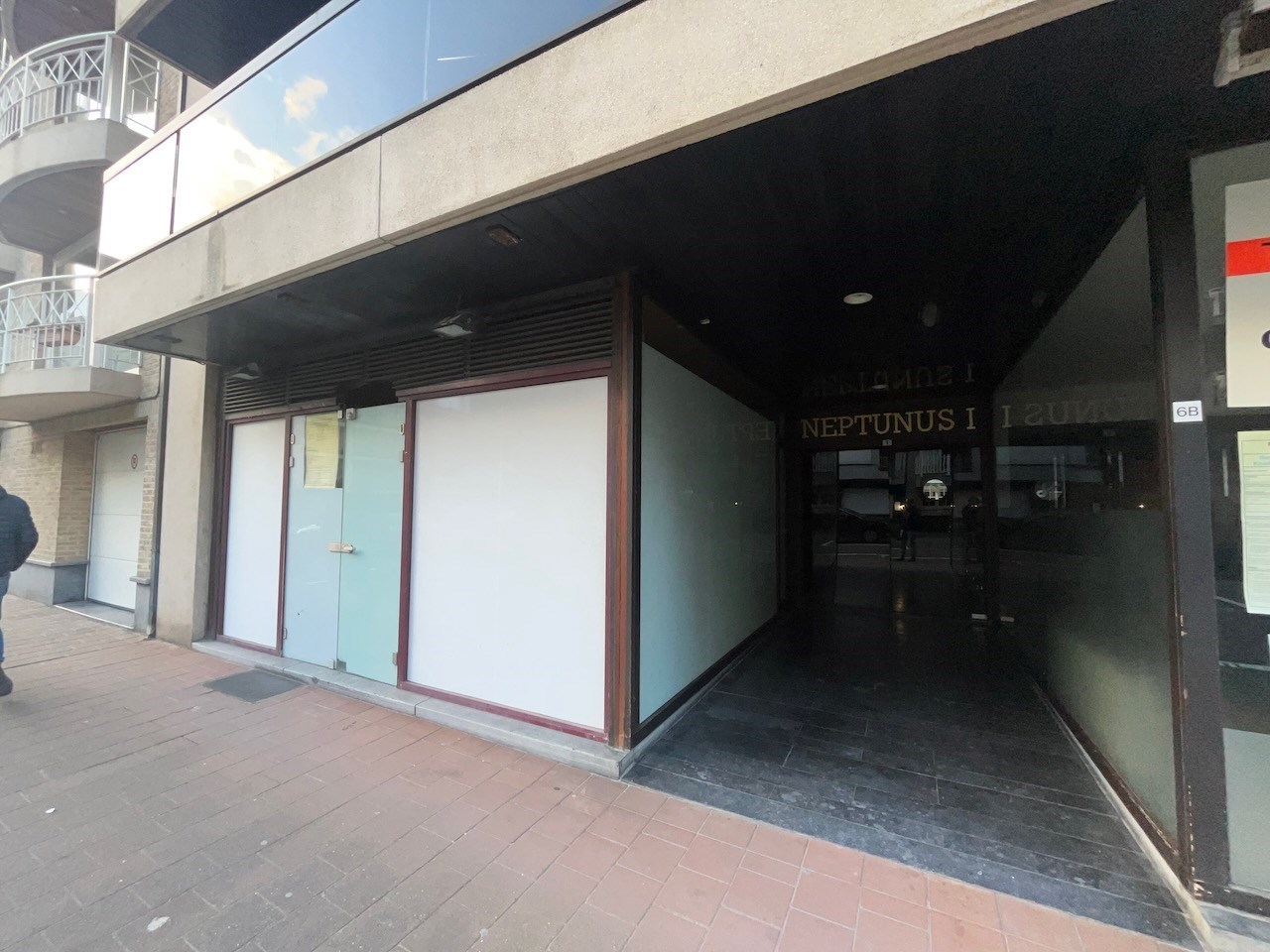 Rez-de-chauss&#233;e commercial &#224; 20m &#224; pied de l&#39;avenue Lippens &#224; Knokke, situ&#233; entre la place Rubens et la place Van Bunnen. 