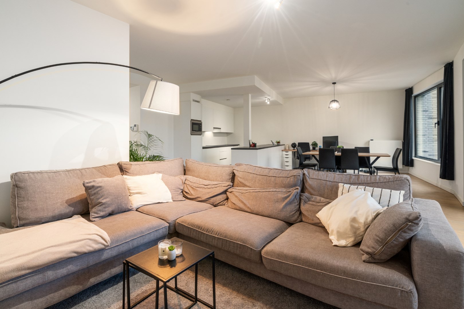 Ruim, modern 2 slaapkamer appartement met staanplaats 