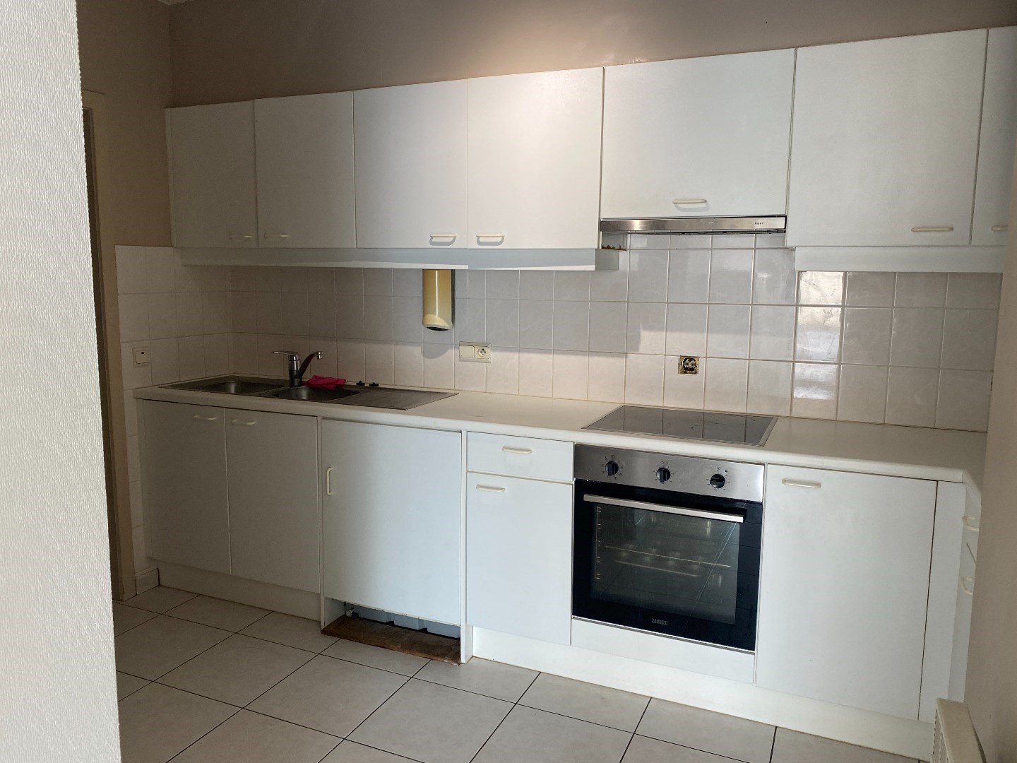 Opbrengsteigendom met 8 appartementen en 10 garages te koop in Zulte. 