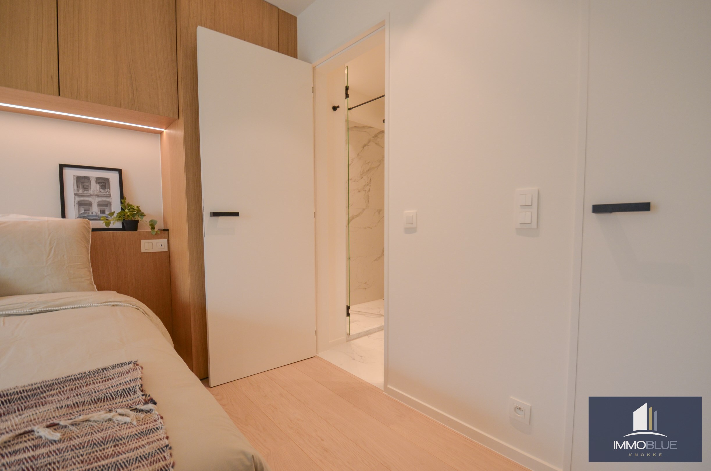 Volledig gerenoveerd appartement met frontaal zeezicht gelegen in een standingvolle residentie in het Zoute. 