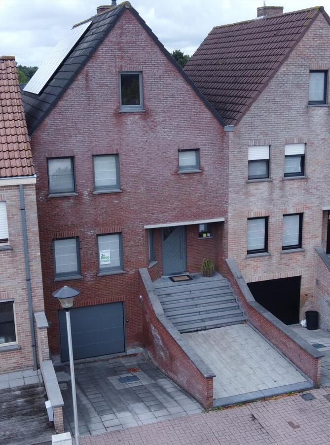 Ruime instapklare woning met 5 slaapkamers en dubbele garage in een rustige buurt, centraal gelegen te Koekelare 