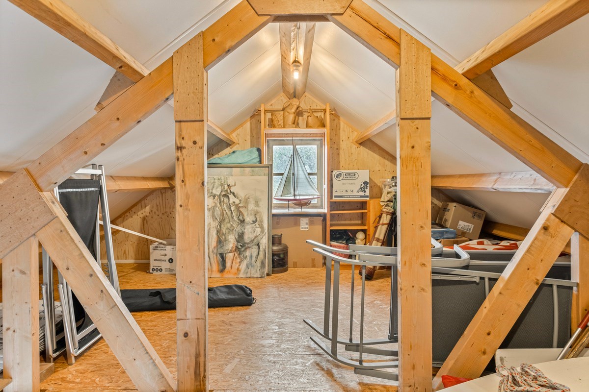 T.A. Makelaardij biedt aan:  Reigerlaan 10 te Kamperland; moderne architectonische vrijstaande villa met extra brede vrijstaande garage en royale private tuin rondom. 