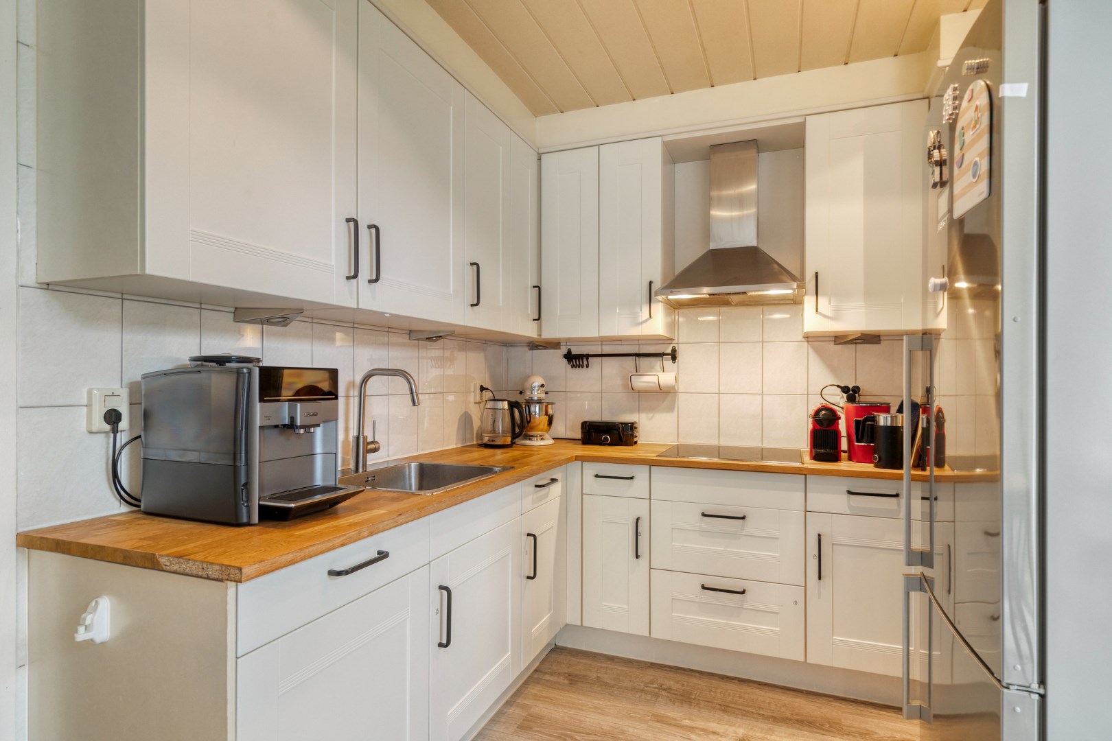 Keurige 5-kamer tussenwoning met fraaie keuken en badkamer, ruime achtertuin en gelegen op eigen grond! 