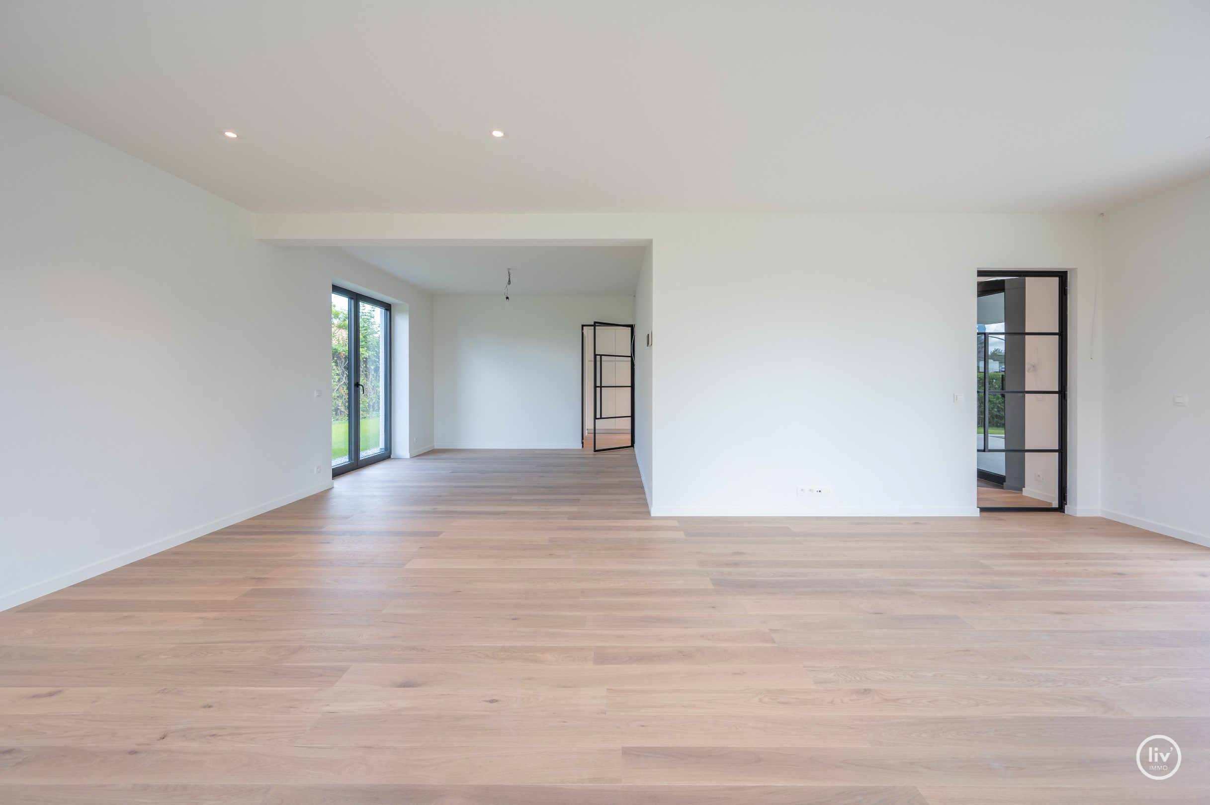 Prachtige alleenstaande en energiezuinige villa met zwembad en alle hedendaags modern comfortgelegen op een terrein van 699 m&#178; en dit in een residenti&#235;le villawijk te Knokke-Heist. 