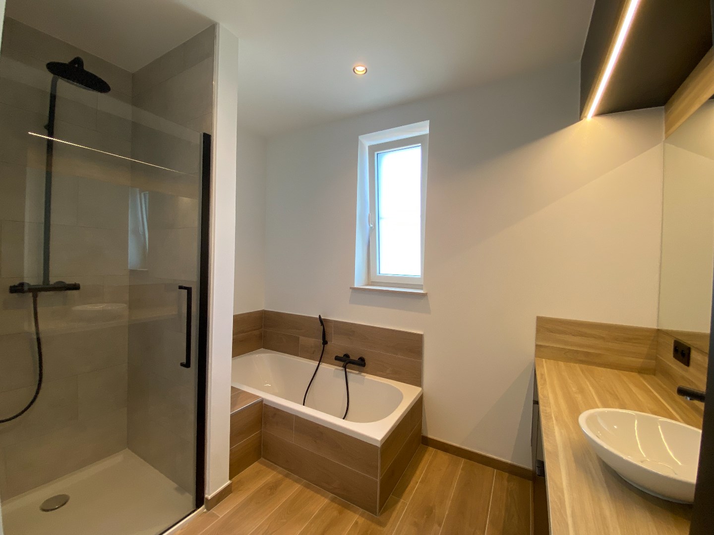 Nieuwbouw luxe appartement op de eerste verdieping met 2 grote terrassen, 2 slaapkamers en mogelijkheid om een garage bij te huren. 