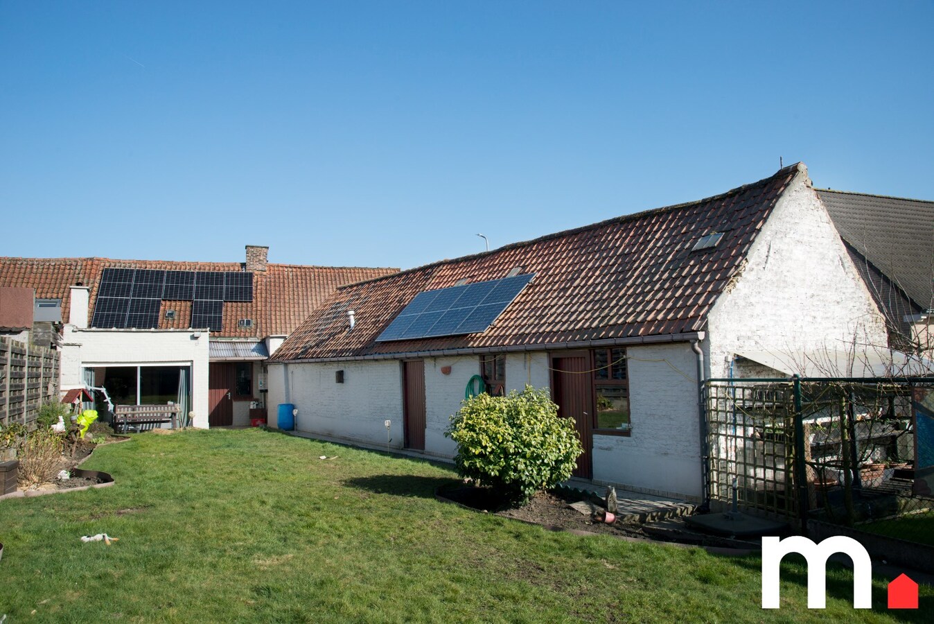 Charmante woning met ruime tuin dichtbij de Leieboorden te Wevelgem ! 