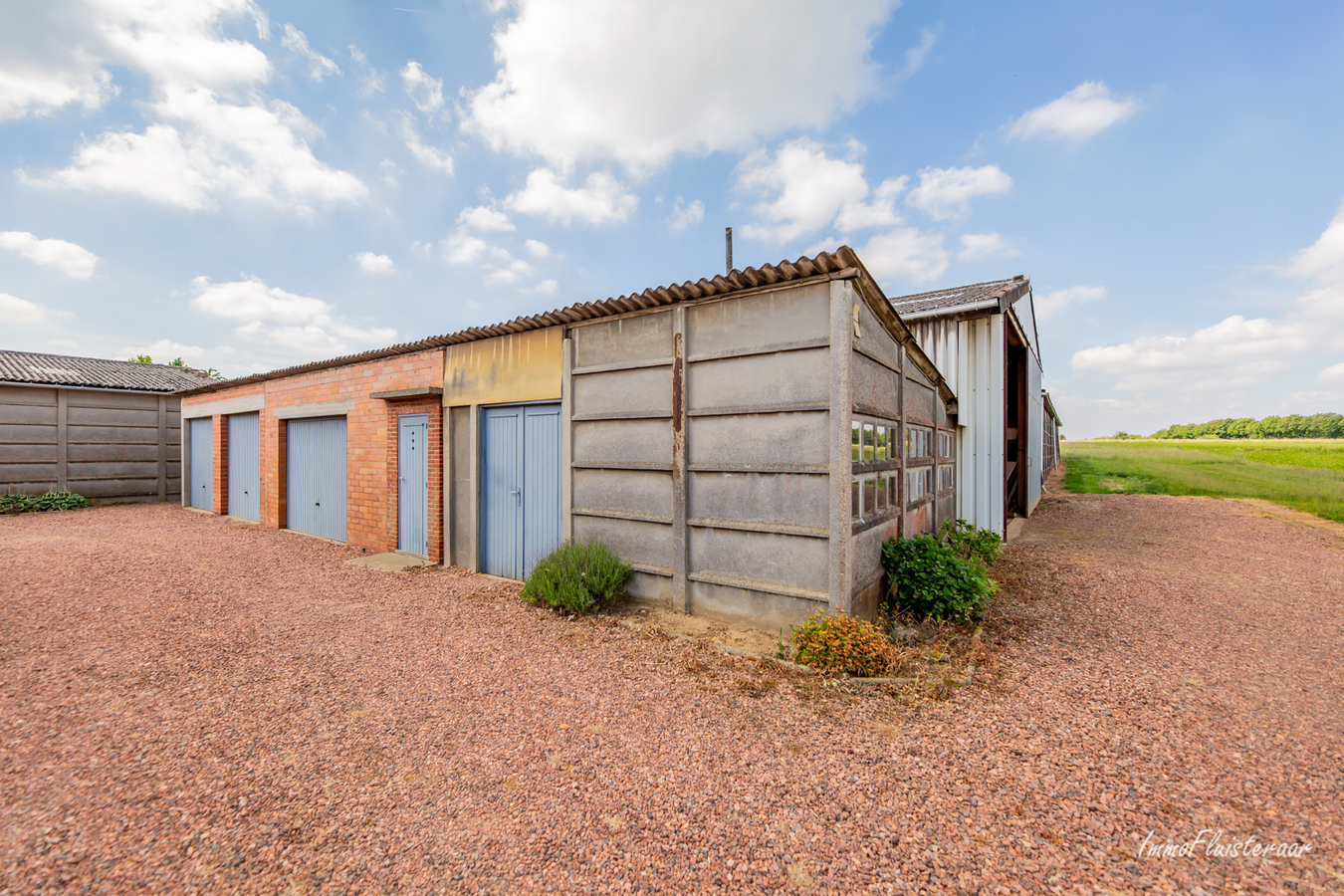 Ruime woning met grote loodsen/bijgebouwen op ca. 70a te Gelrode (Vlaams-Brabant) 