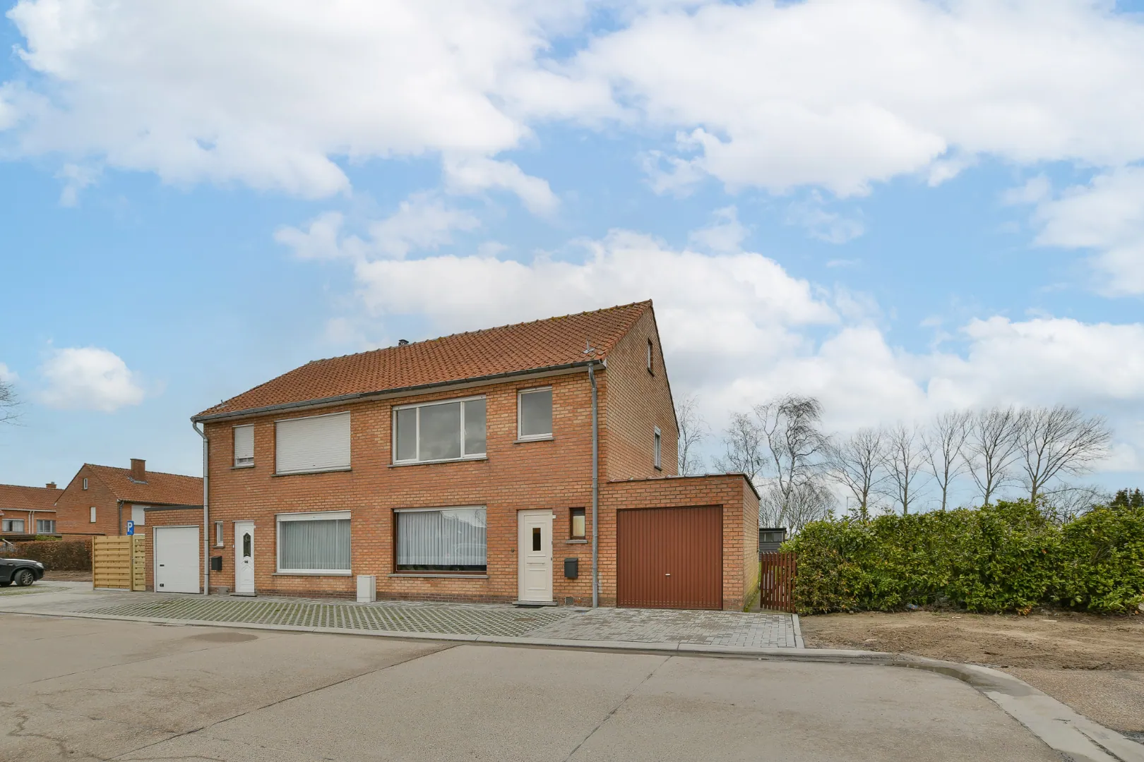 Halfopen woning op 440m² op rustige ligging in de Mandelwijk