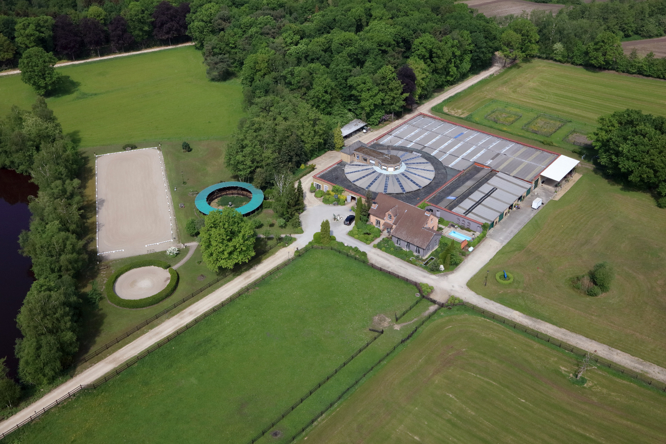 Hippisch complex met woning op 16,5ha te Vlimmeren 