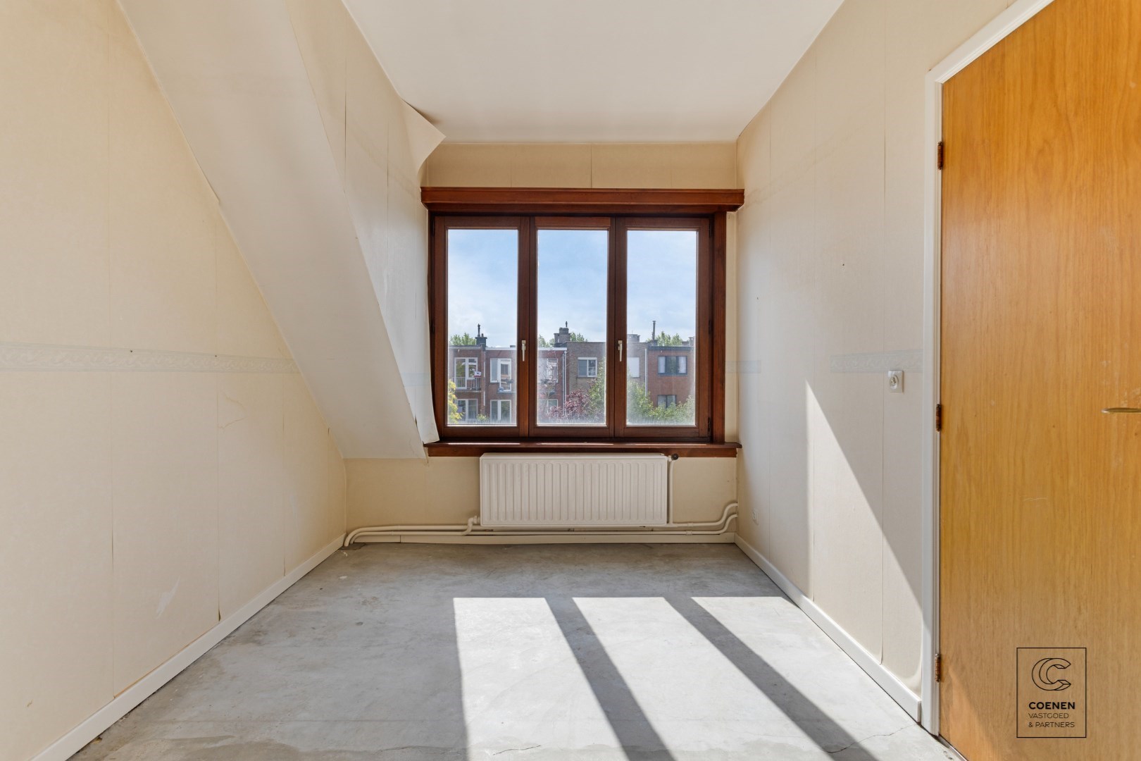 Te renoveren bel-&#233;tage woning (147 m&#178; bew. opp.) met 2 slaapkamers en tuin, centraal gelegen in Borsbeek! 