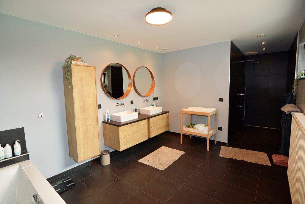 Moderne, energiezuinige woning met 4 slpks op 7a 7ca. 