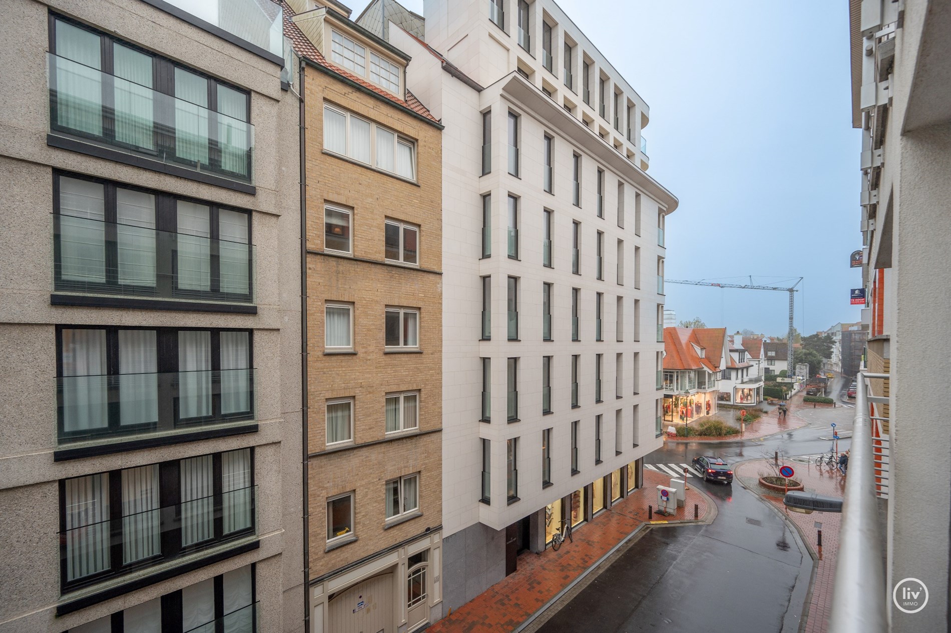 Prachtig gerenoveerd appartement, ideaal gelegen tussen het Driehoeksplein  en de zeedijk te Knokke. 