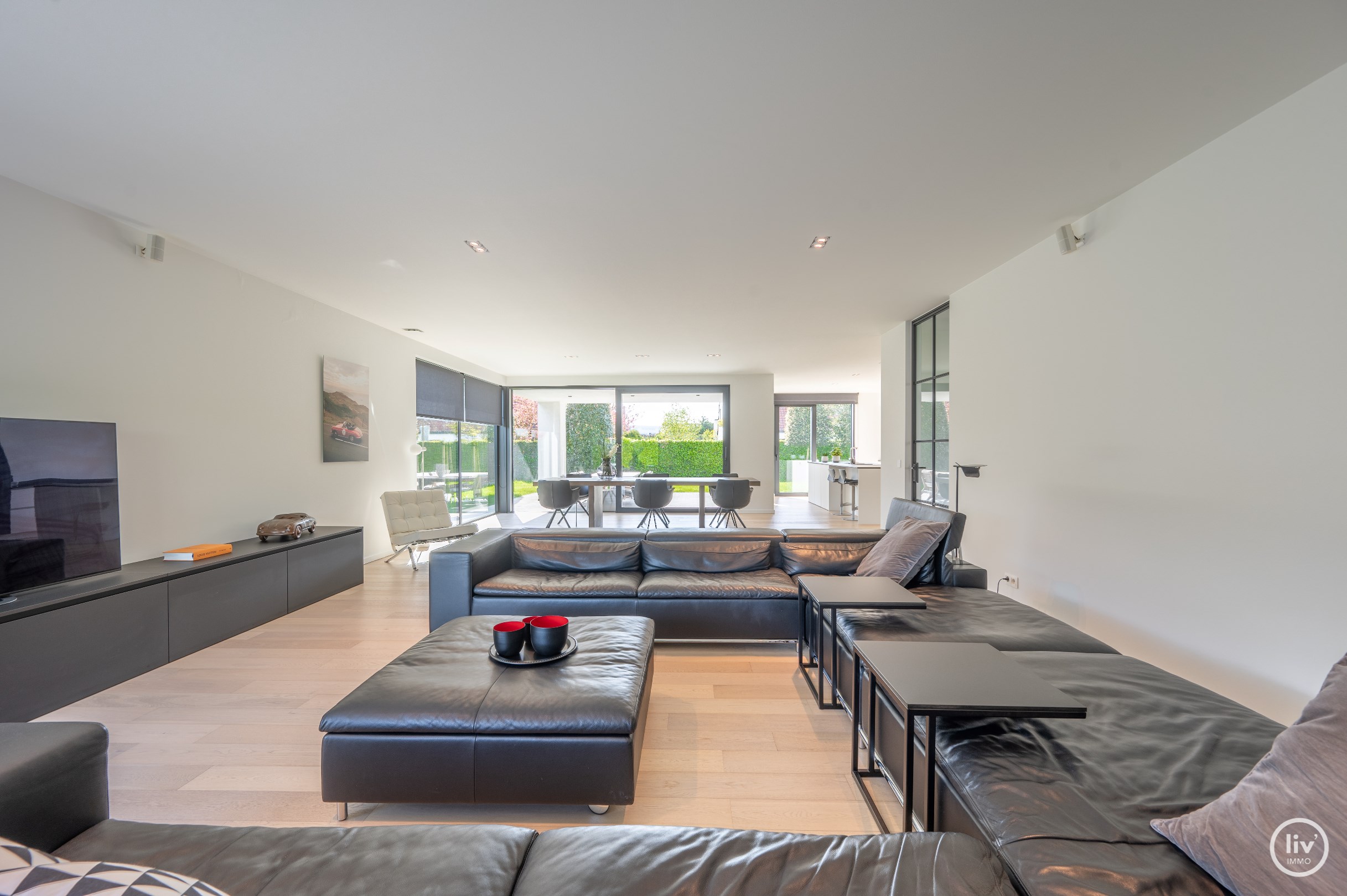 Moderne villa (2017) genietend van veel lichtinval en voorzien van heel wat comfort gelegen vlakbij het centrum van Knokke. Garage voor 6 wagens toegankelijk via 2 grote sectionaalpoorten. 