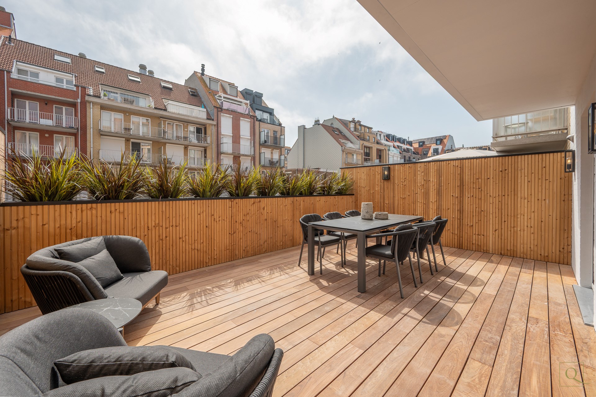 Appartement de luxe &#233;l&#233;gamment r&#233;nov&#233; avec deux terrasses ensoleill&#233;es &#224; proximit&#233; de la plage et des commerces. 