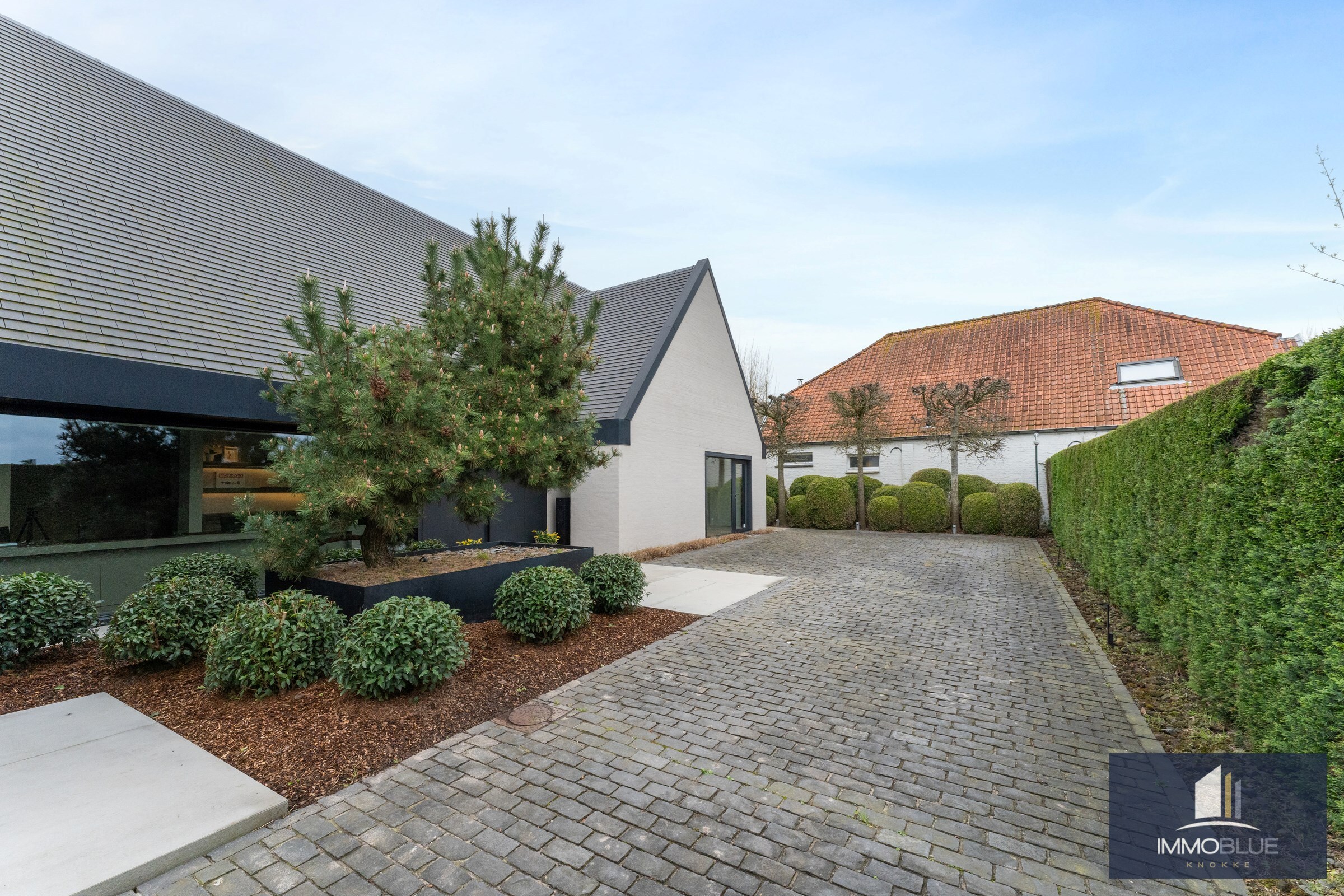 Spacieuse et &#233;l&#233;gante villa avec beaucoup d&#39;intimit&#233; et un jardin orient&#233; au soleil, situ&#233;e dans un quartier r&#233;sidentiel de Knokke. 