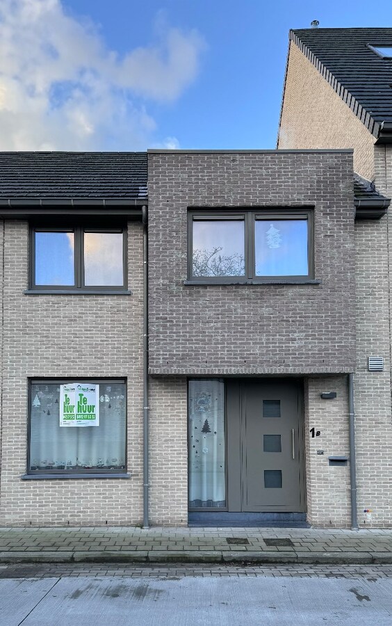 Recente nieuwbouwwoning met zonnig terras en garage in centrum van Koekelare 