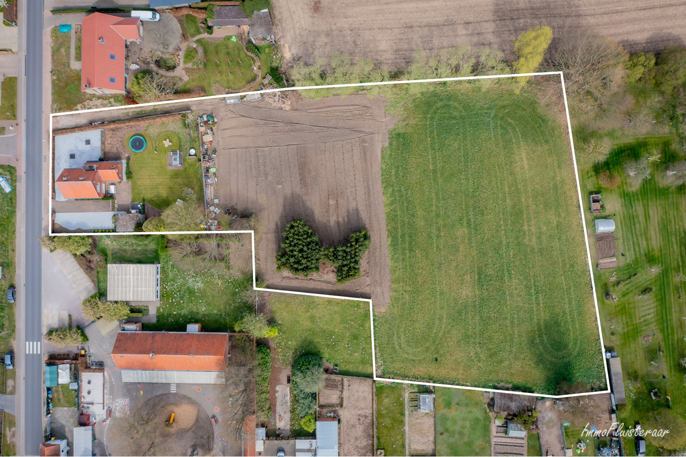 Huis te koop op 7591m&#178; inclusief weiland voor paarden. 