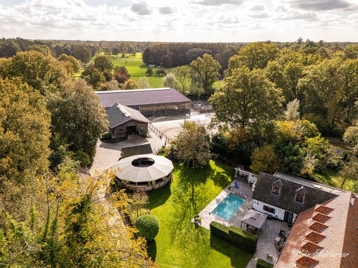 Unieke trainingsstal met prachtige villa op ca. 1 ha te Halle-Zoersel (Mogelijkheid tot aankoop extra weide) 