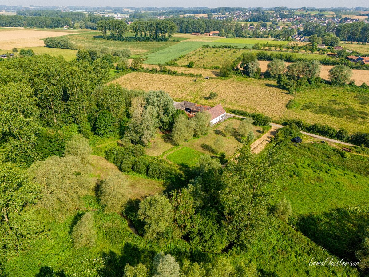 Idyllisch gelegen te renoveren vierkantshoeve met bijgebouwen 