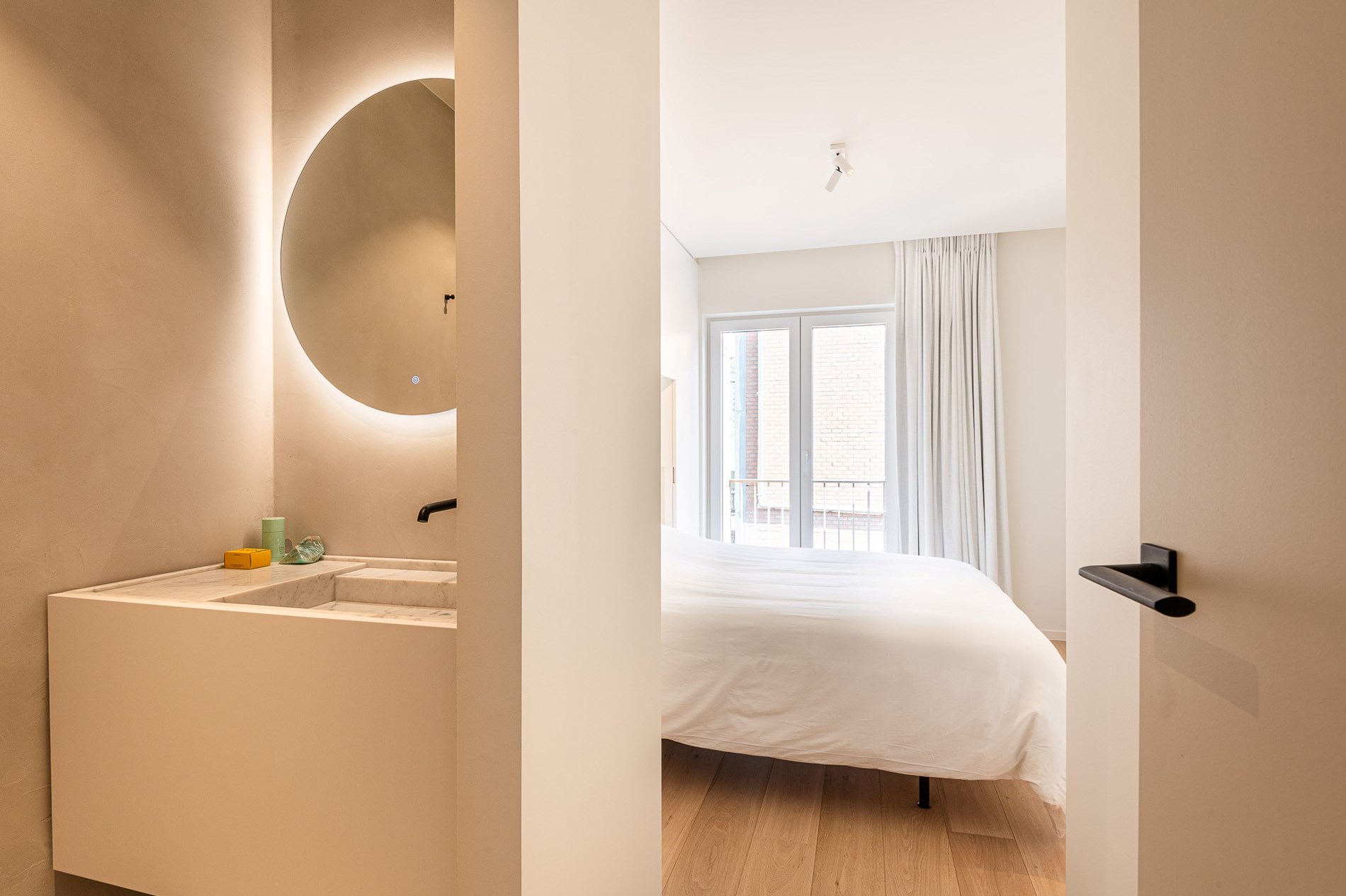 Magnifique appartement r&#233;nov&#233; de 3 chambres avec terrasse et belle vue lat&#233;rale sur la mer, situ&#233; au centre de Knokke &#224; quelques m&#232;tres de la plage. 