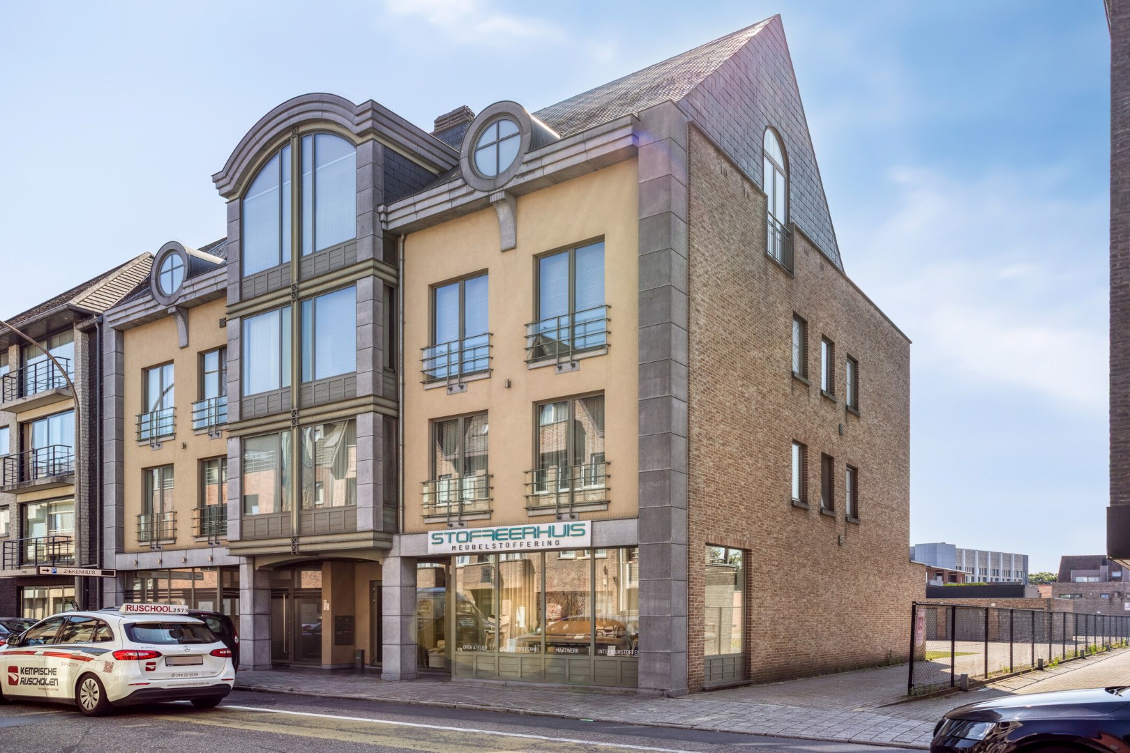 Gelijkvloerse handelsruimte met achterliggende tuinstrook in het centrum van Geel 