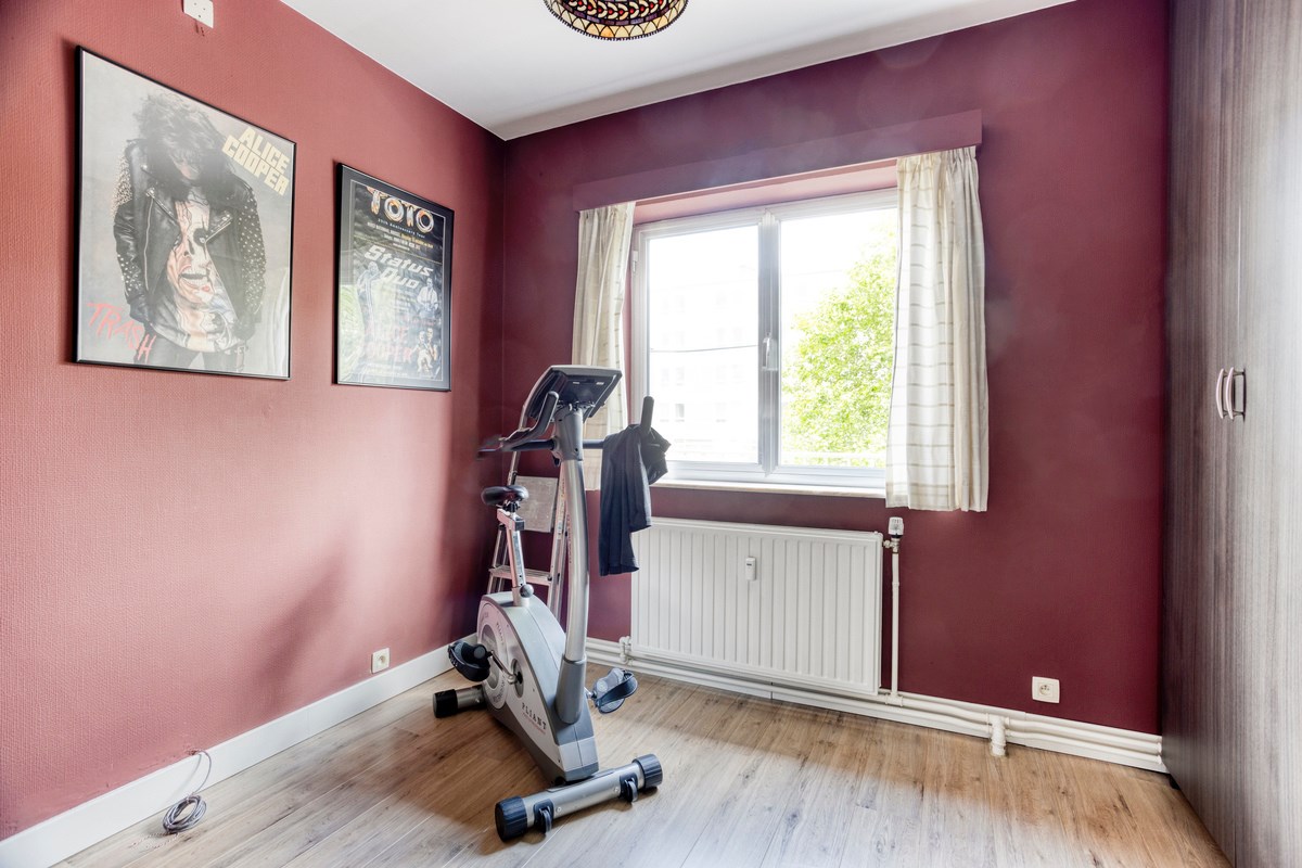Opbrengsteigendom met 3 appartementen, garages en tuin 