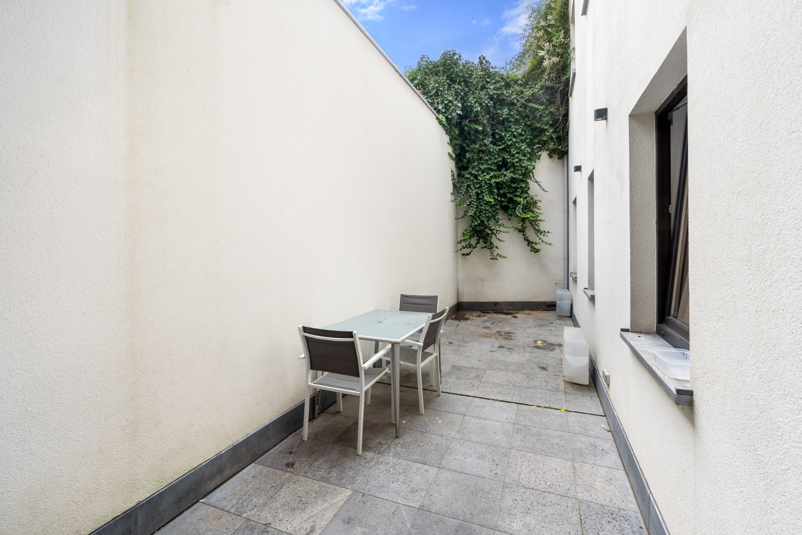 SCHITTEREND GLVL APPARTEMENT MET ZONNIG TERRAS VLAKBIJ CENTRUM 