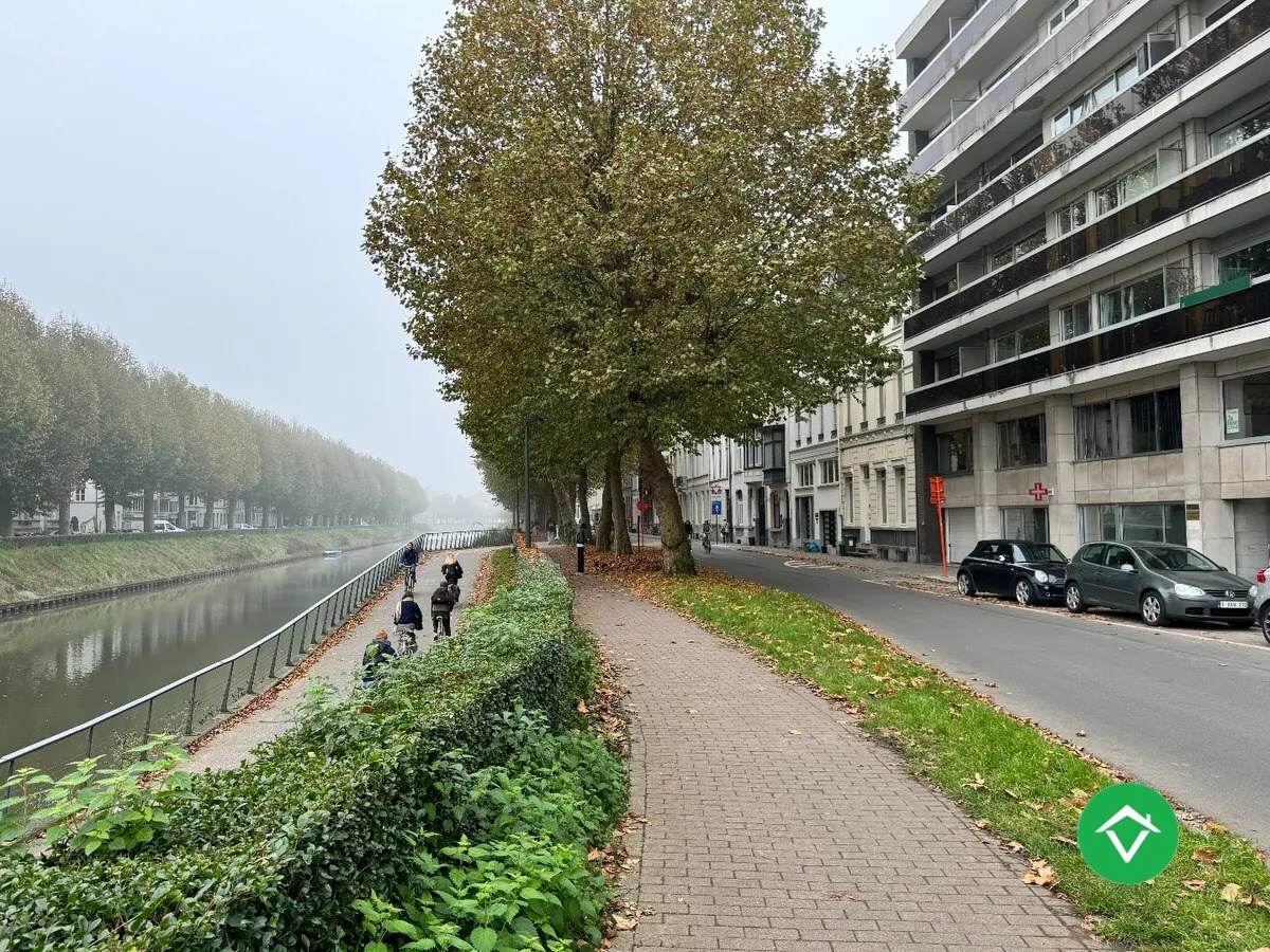 Appartement met 2 slaapkamers en garage Coupure te Gent 