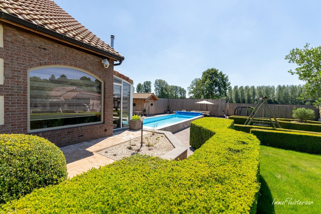 Beautiful ready-to-move-in long-farmhouse with horse stables and pasture on approximately 1.4 hectares in Geetbets. 