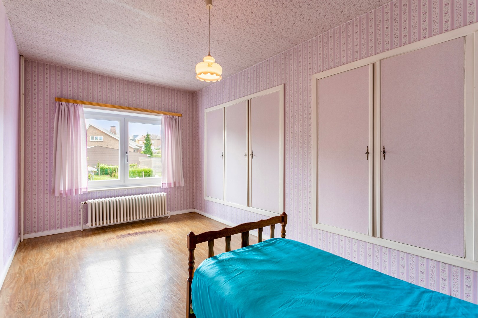 Woning met 2 (mogelijk 3) slpk. , tuin en inpandige garage 