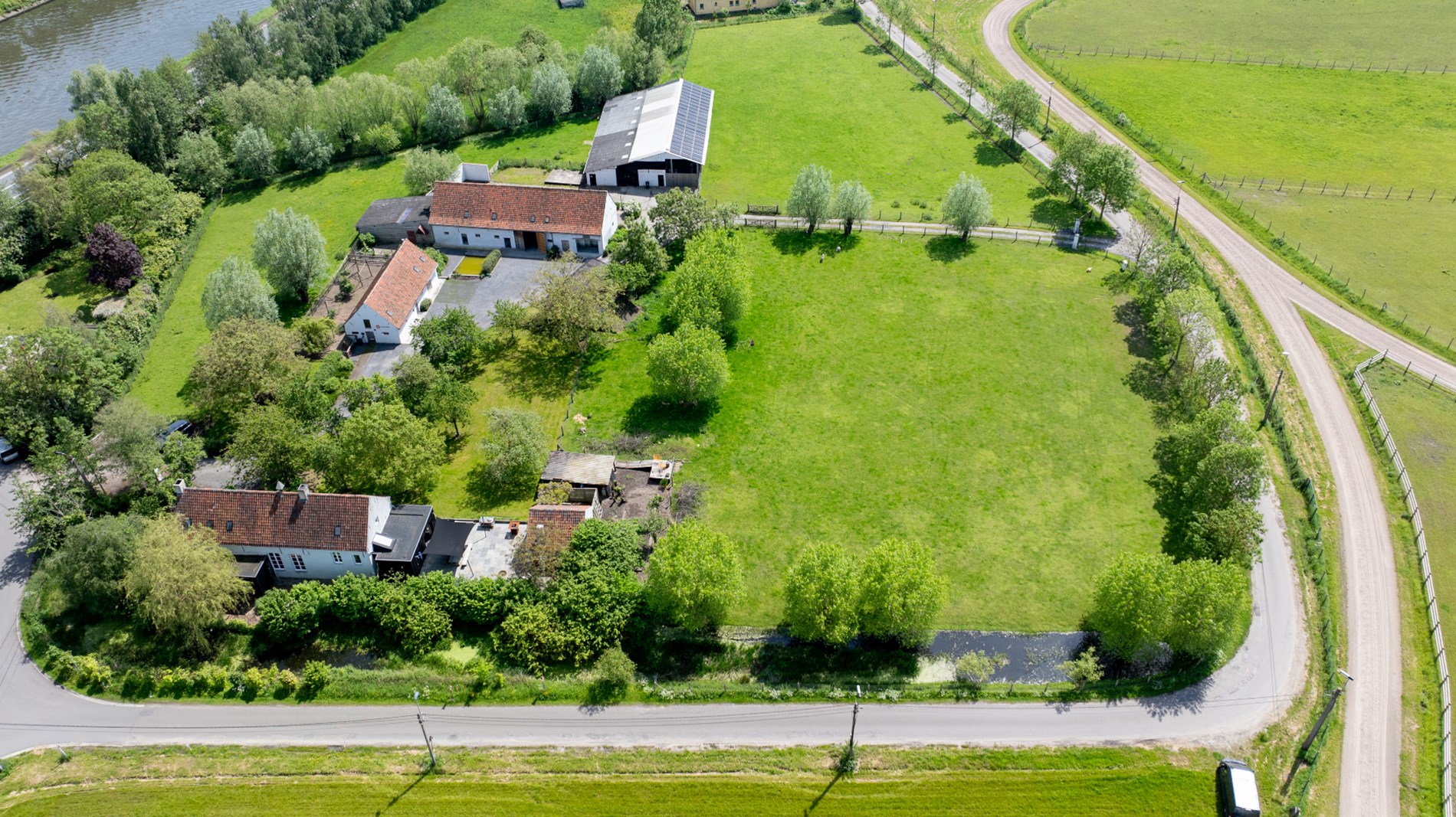 Unieke, compleet gerestaureerde hoeve in het pittoreske Drongen 