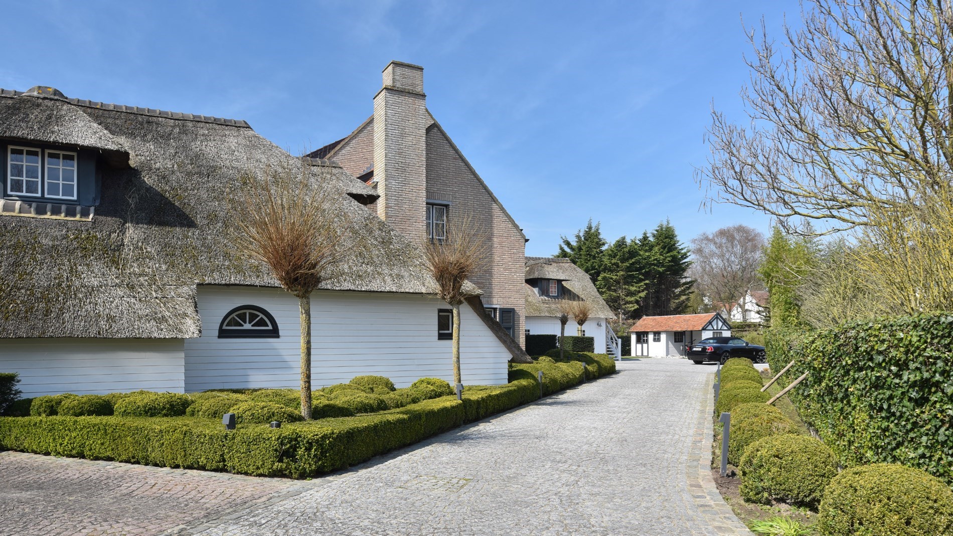 Overname van aandelen: indrukwekkende villa gelegen op een uitzonderlijke grond in een rustige residentiele buurt. 