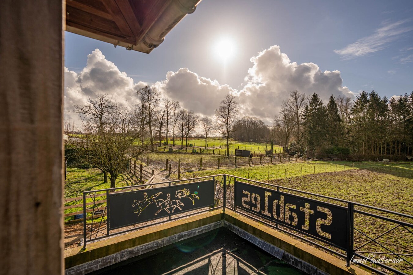 Prachtig paardencomplex met bedrijfswoning, ca. 33 stallen en binnenpiste op meer dan 5,6ha te Bever (Vlaams-Brabant) 