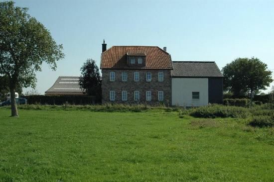 Mooie woning met binnenpiste en stallen op 1,3 ha 