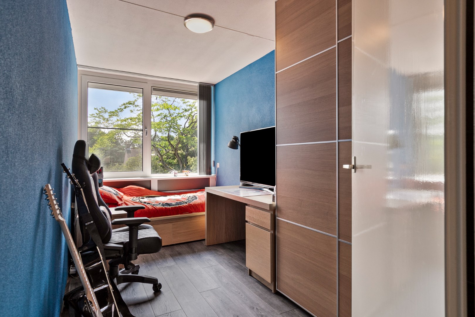 Keurige 6-kamer drive-in woning met moderne keuken, nette badkamer, 5 slaapkamers, zonnige tuin en eigen parkeerplaats! 