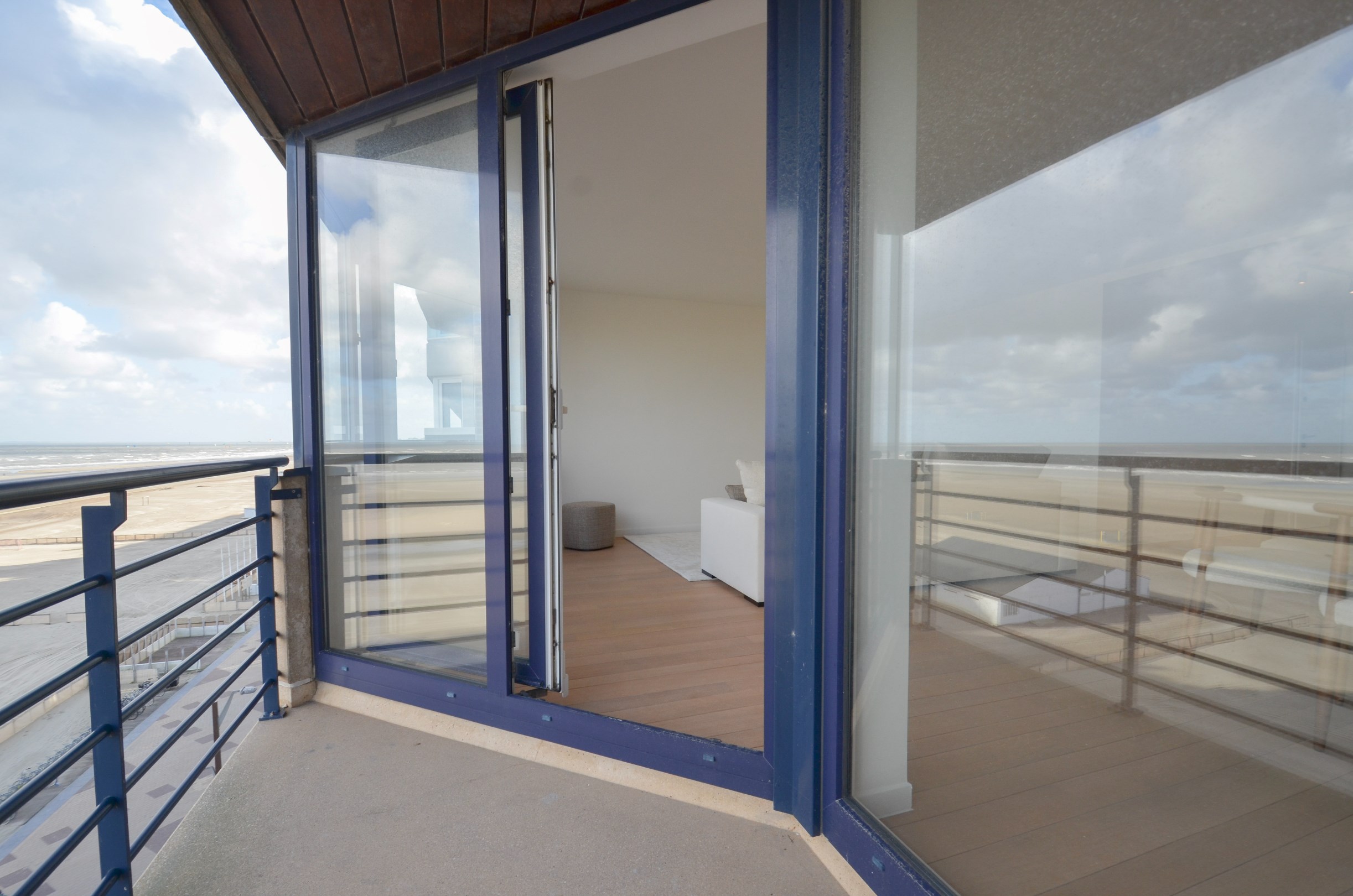 Appartement r&#233;nov&#233; avec une terrasse spacieuse et une vue frontale sur la mer. 
