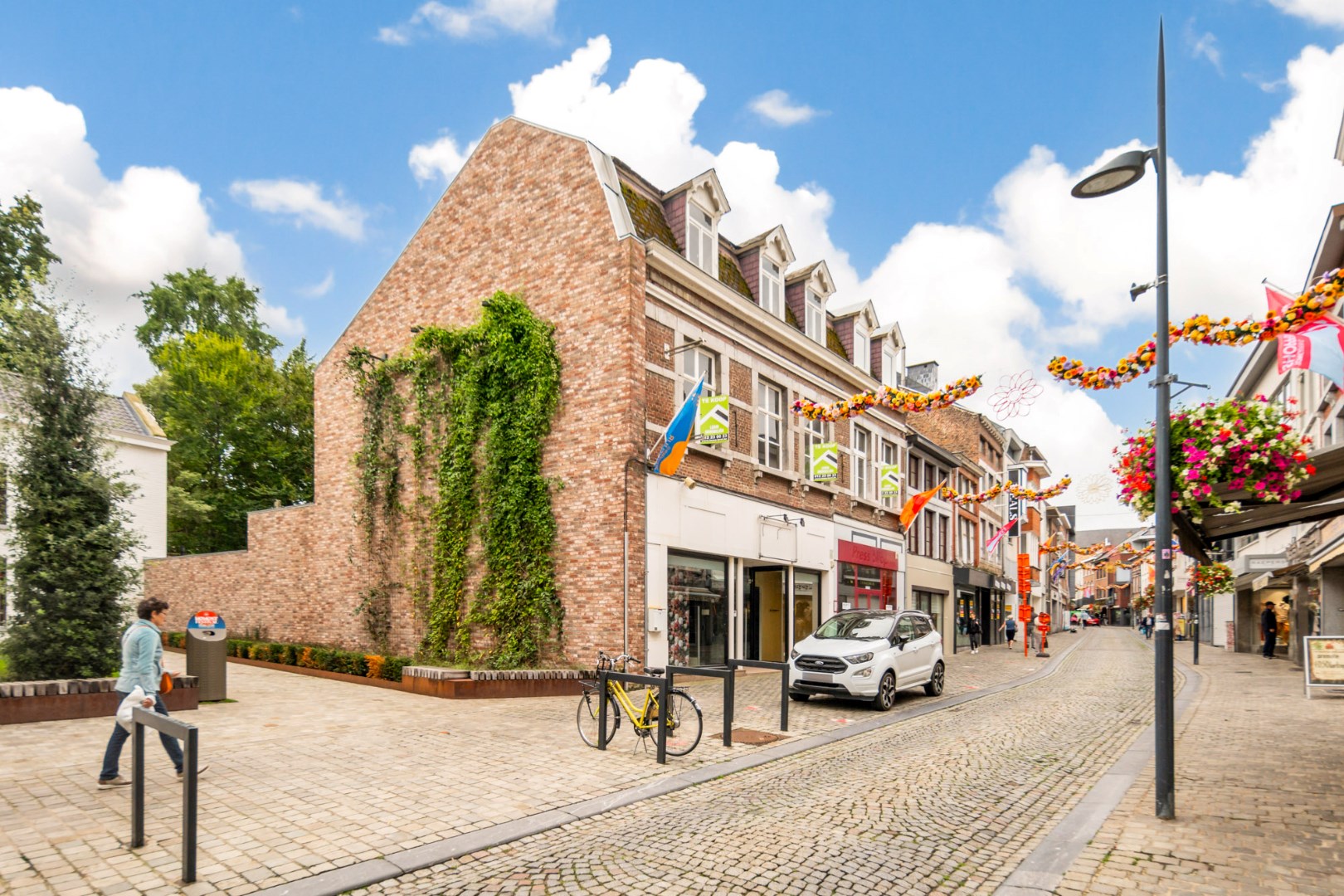 Authentiek gebouw met instapklare handelsruimte en te renoveren verdiepingen 