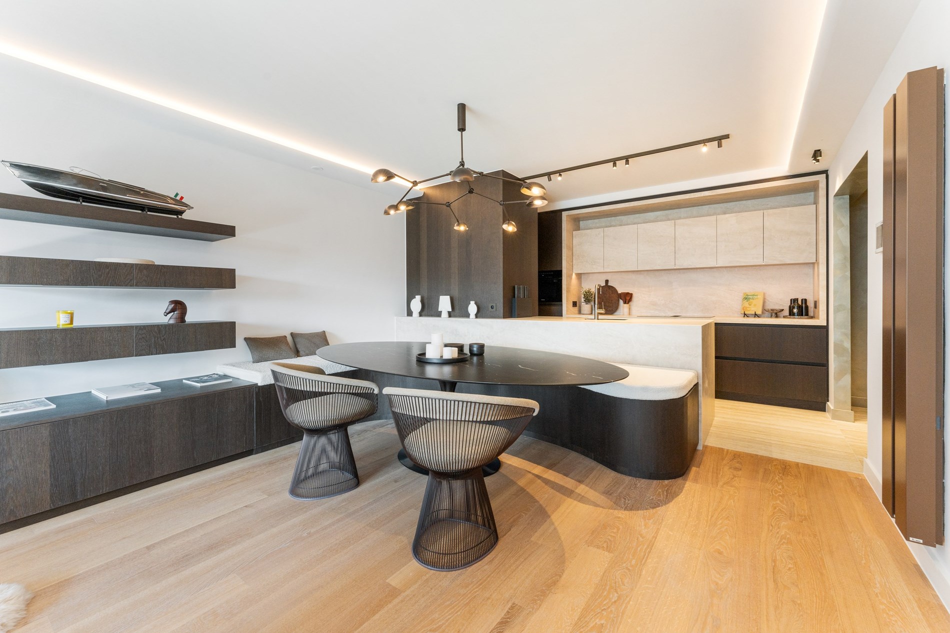 Appartement de luxe avec terrasse ensoleill&#233;e et vue sur la mer situ&#233; sur la place Albert &#224; Knokke. 