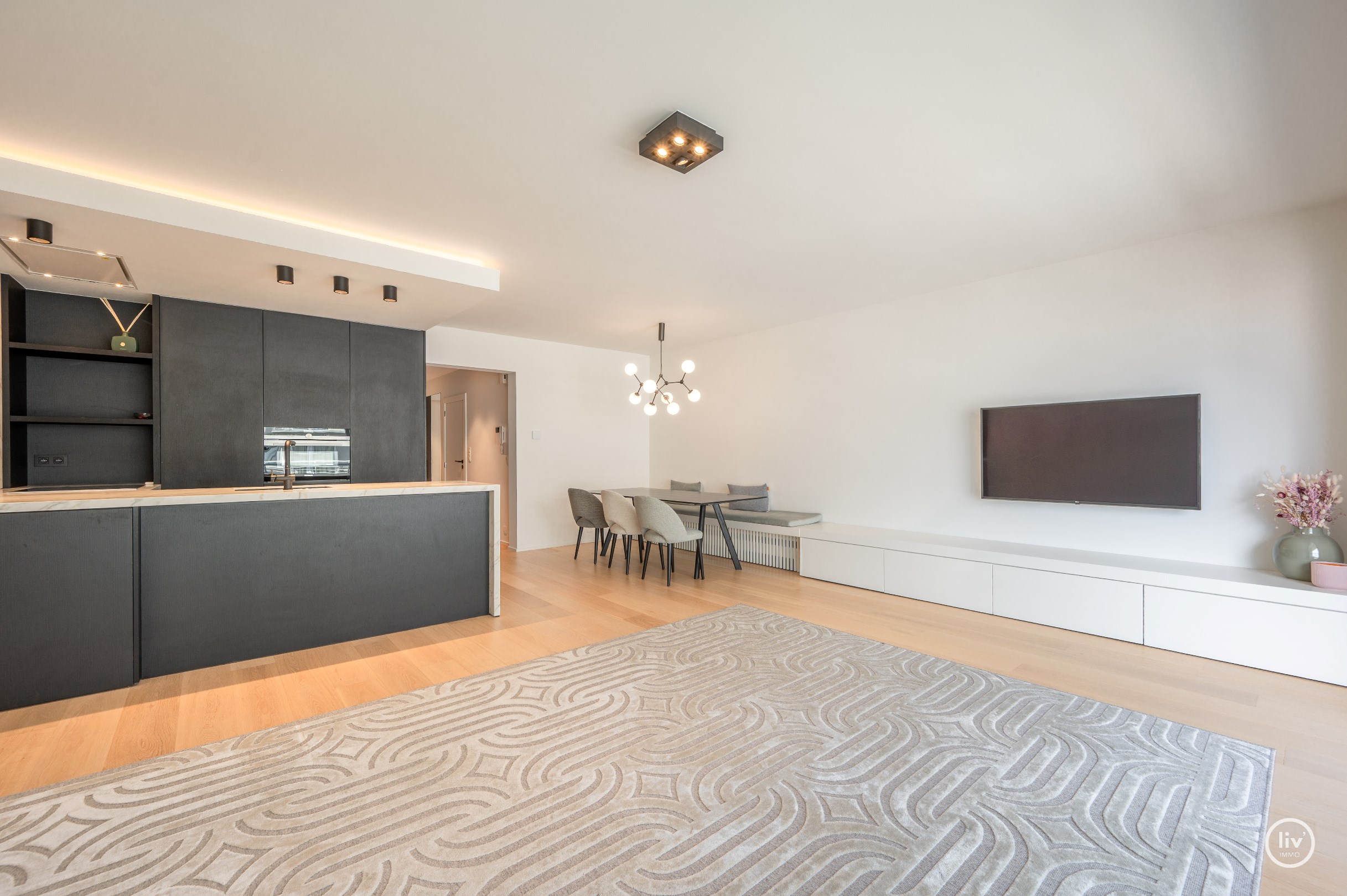 Recent vernieuwd en stijlvol afgewerkt appartement met drie slaapkamers, gelegen op een topligging met zijdelings zeezicht. 