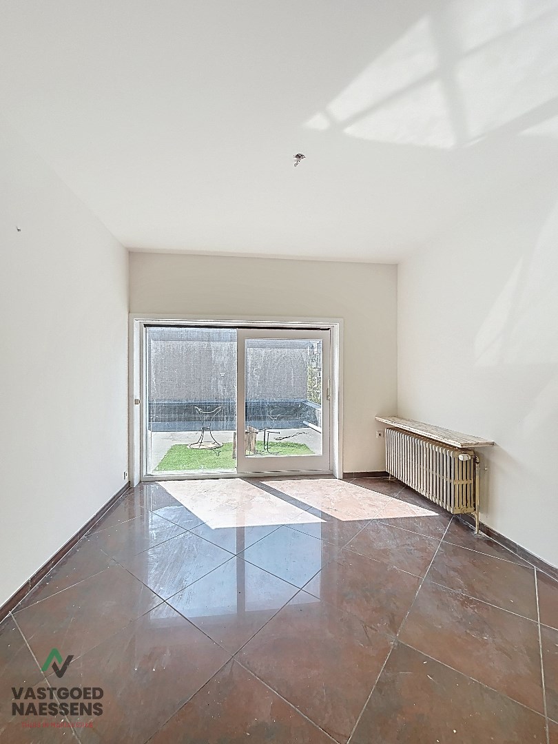 Maison d&#39;angle avec entrep&#244;t - garage - 5 chambres &#224; coucher et terrasse 