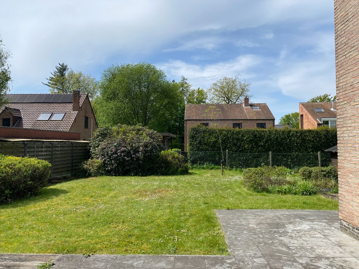 Gelijvloersvilla in de Bloemenwijk op een perceel van 779 m&#178; met ZW-tuin. 